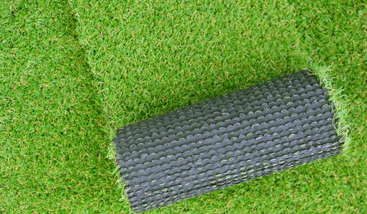 The Advantages of Choosing Artificial Grass over Natural Grass: A Comprehensive Comparison